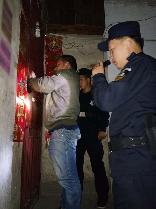 油迈瑶族乡粗心妈妈误将幼女锁家中 