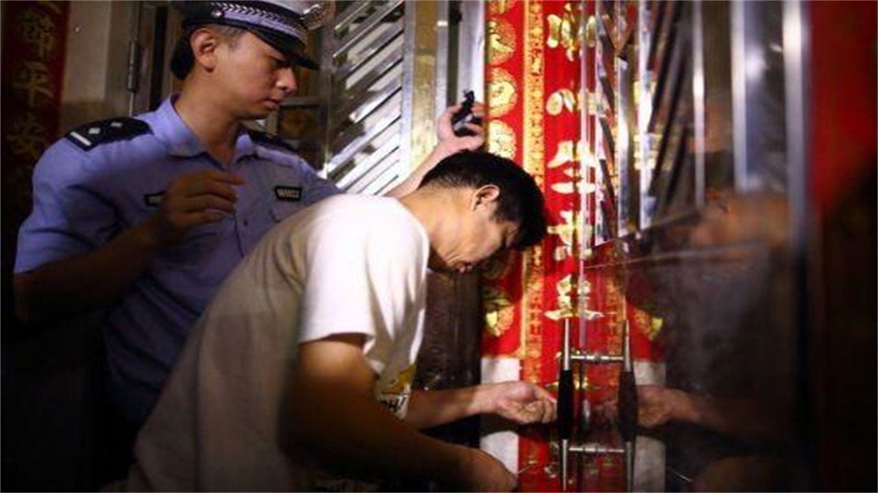 油迈瑶族乡请开锁师傅开了锁后，师傅